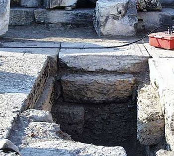 Вскрытие пола в храме Аполлона в  Иераполисе