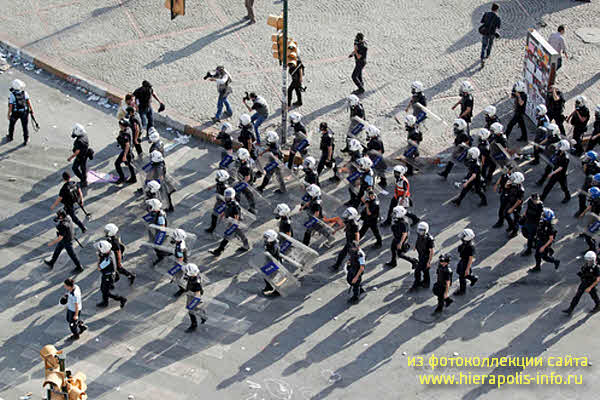 полиция штурмует парк Гезе в Стамбуле