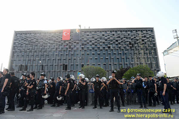 силы полиции штурмуют парк Гезе