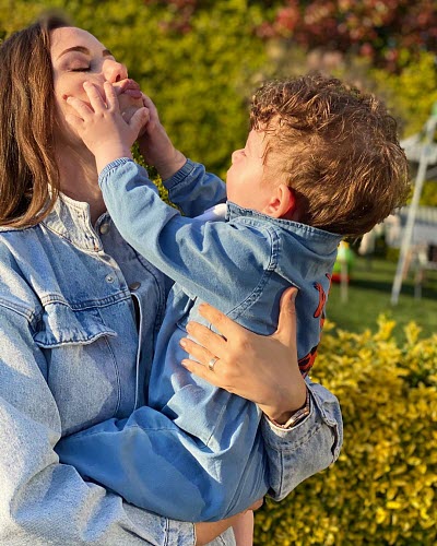Фотография актрисы Фахрие Эвджен и ее сына Карана в  мае 2020