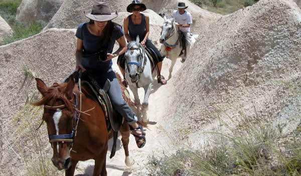 Фото верховая езда на лошадях  по Каппадокии  