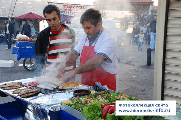 Уличная еда в Стамбуле Балык экмек 
