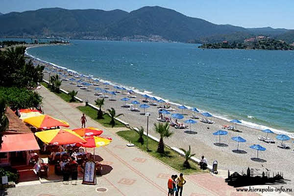 Пляж на побережье Чалыш в Турции