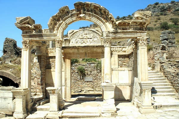  Ефес античный город турции  Храм Адриана