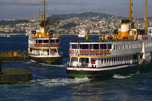 Паромы - общественный транспорт в Стамбуле фото