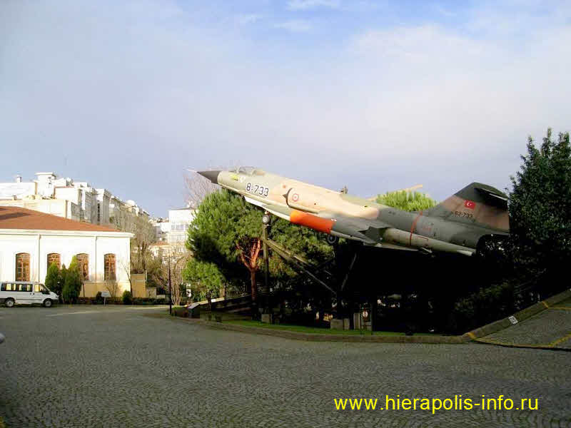 Военный музей в Стамбуле Самолет