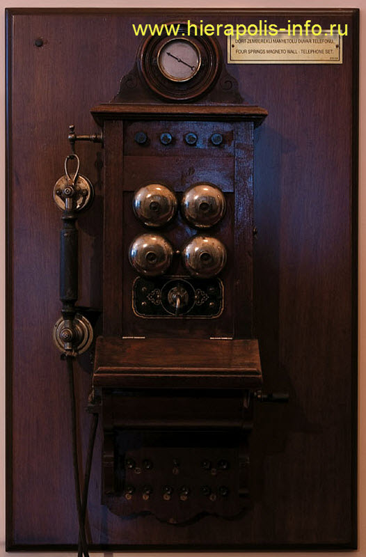 Старый телефон в музее  в Стамбуле