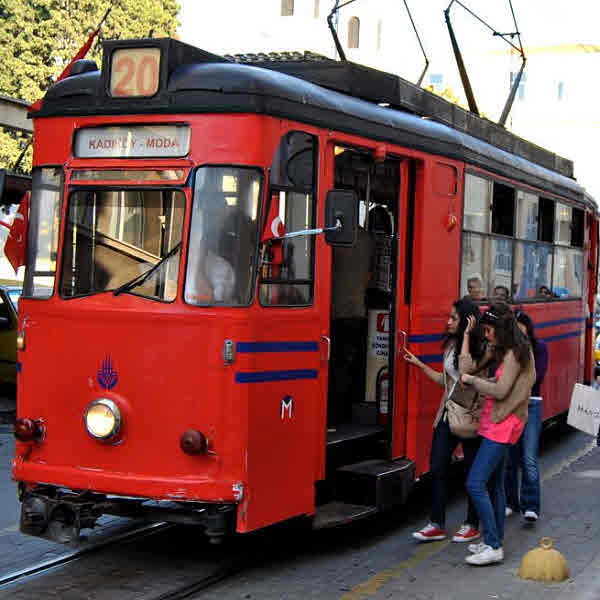 ностальгический трамвай на азиатском берегу Стамбула