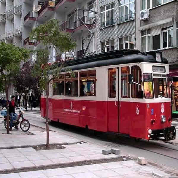 ностальгический трамвай в Стамбуле в квартале Мода