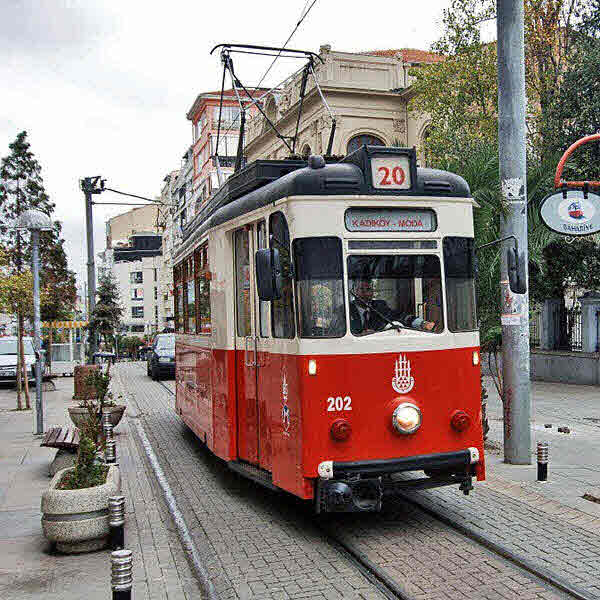 исторический трамвай в Стамбуле в квартале Мода
